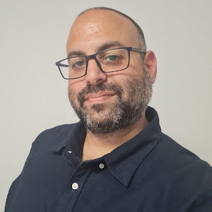 האיש והאומצה - תמונה האיש והאומצה - תמונה